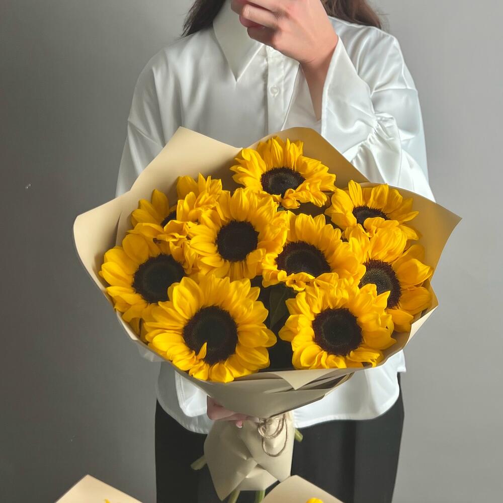 Букет из 9 подсолнухов 2