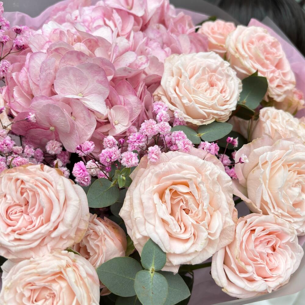 Букет из 13 импортных роз, гипсофилы и гортензии 3